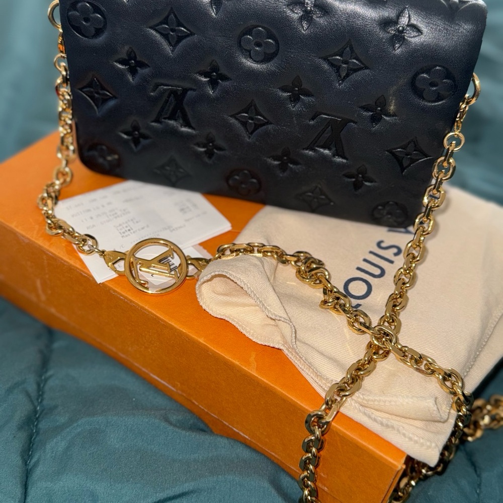 Louis Vuitton
Coussin flap leather crossbody bag